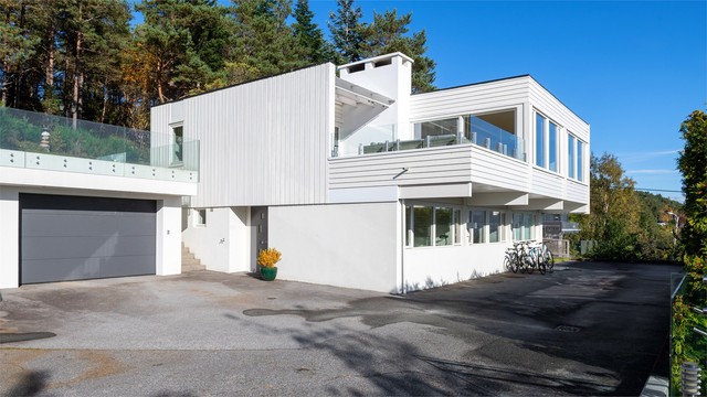 Innkjøring med gode parkeringsmuligheter på egen tomt.