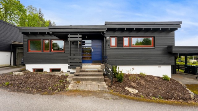 Boligen har alt på ett plan + stor kjeller og solrike uteplasser