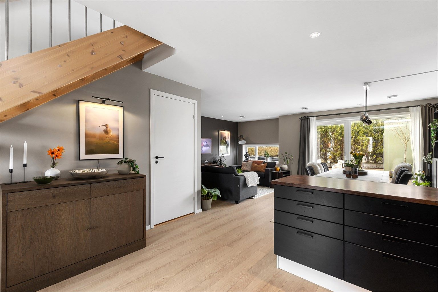 Den åpne løsningen i første etasje skaper en sosial og luftig atmosfære.