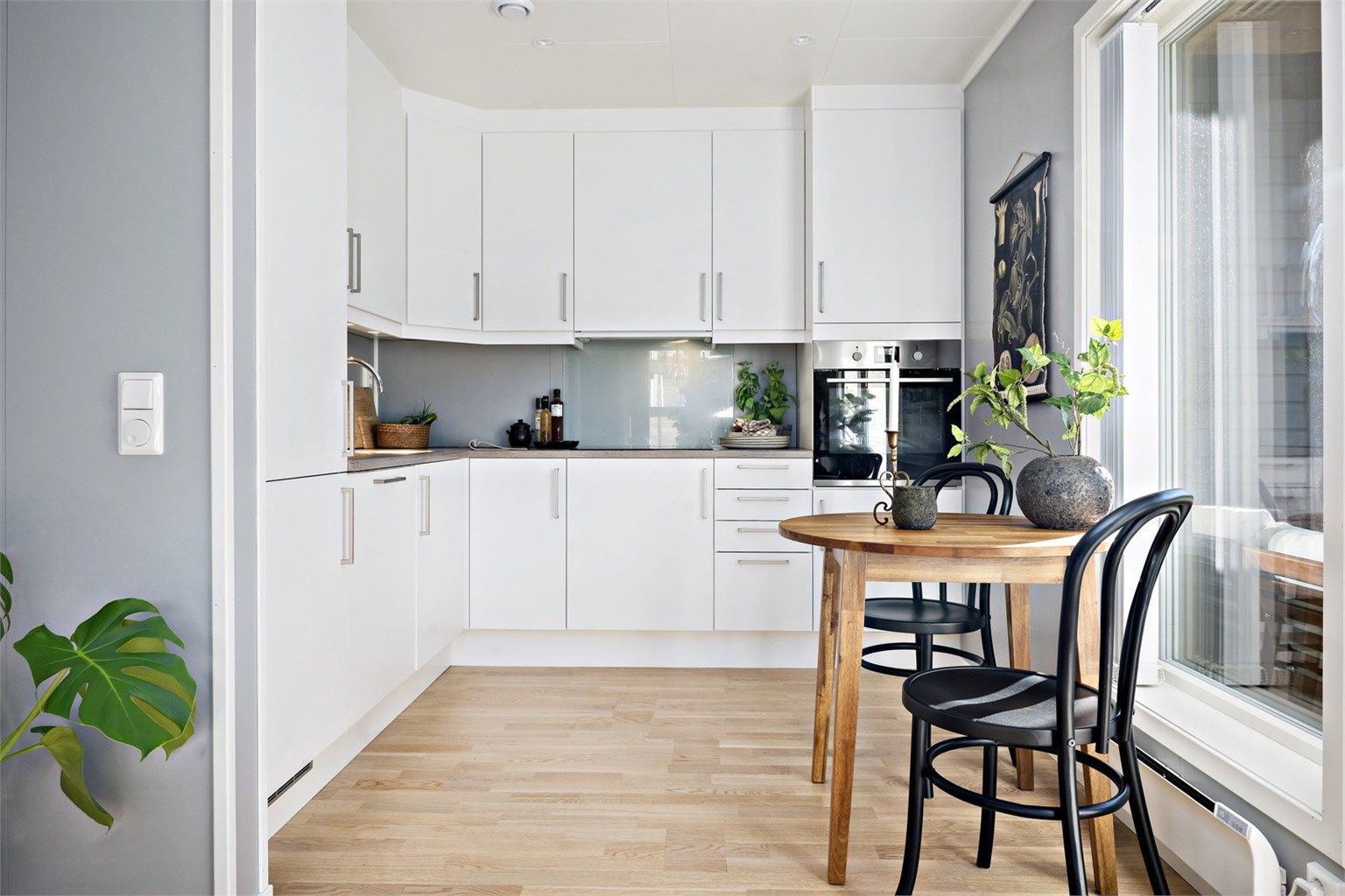 Tidløst og lyst kjøkken i vinkelløsning mot stuen