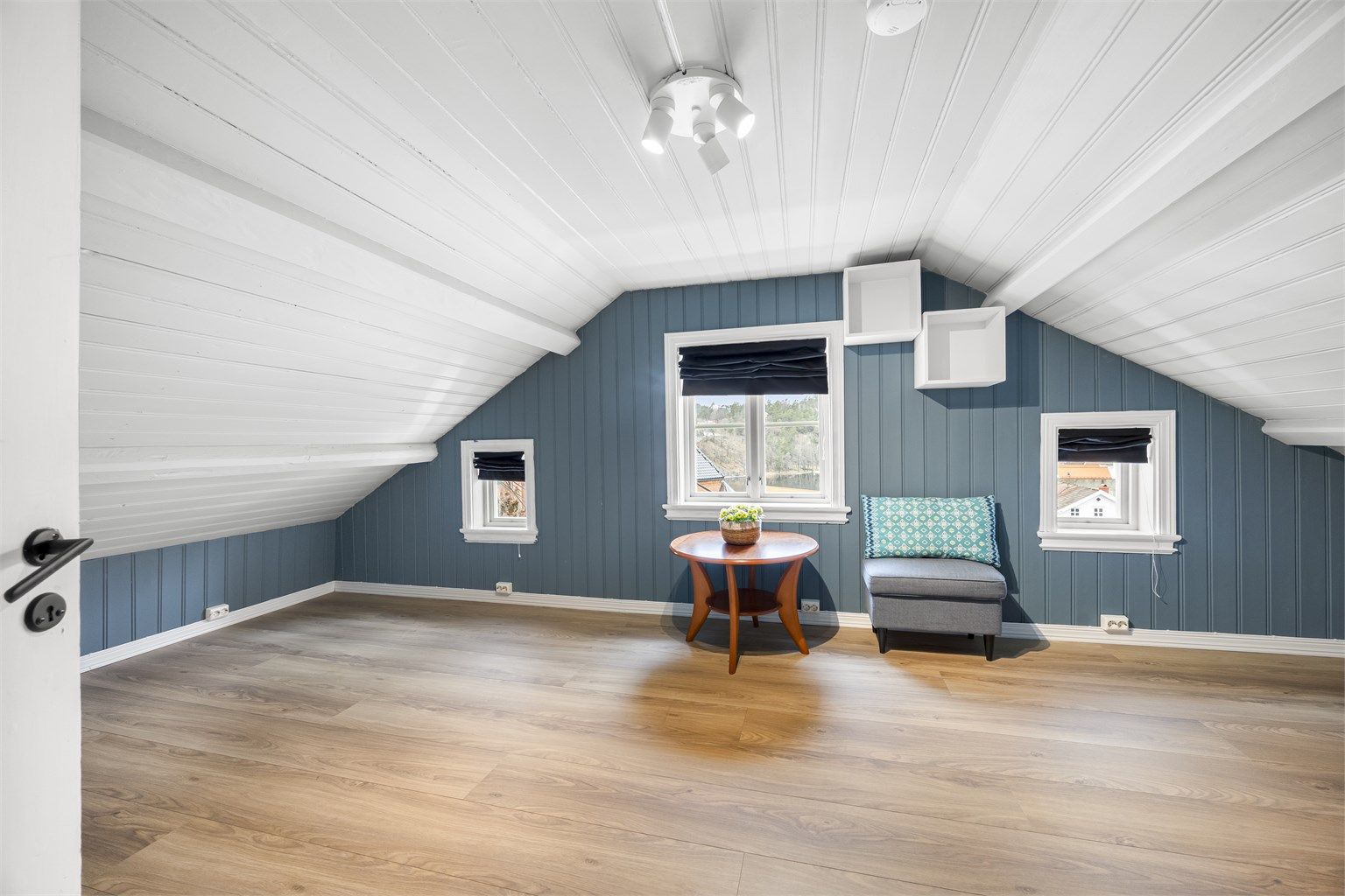 Soverom i 3. etasje med nyere gulv og malte vegger.