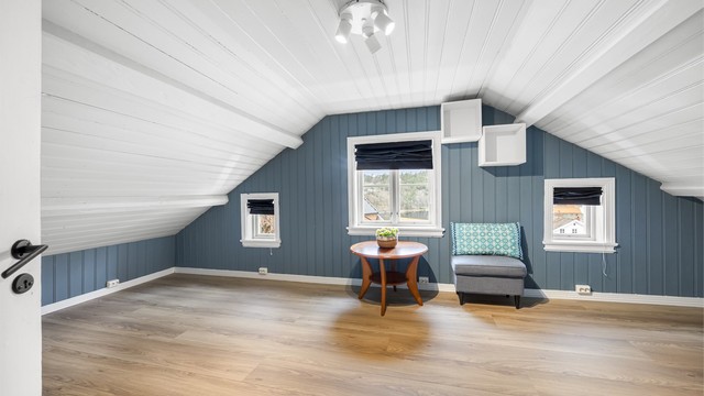 Soverom i 3. etasje med nyere gulv og malte vegger.