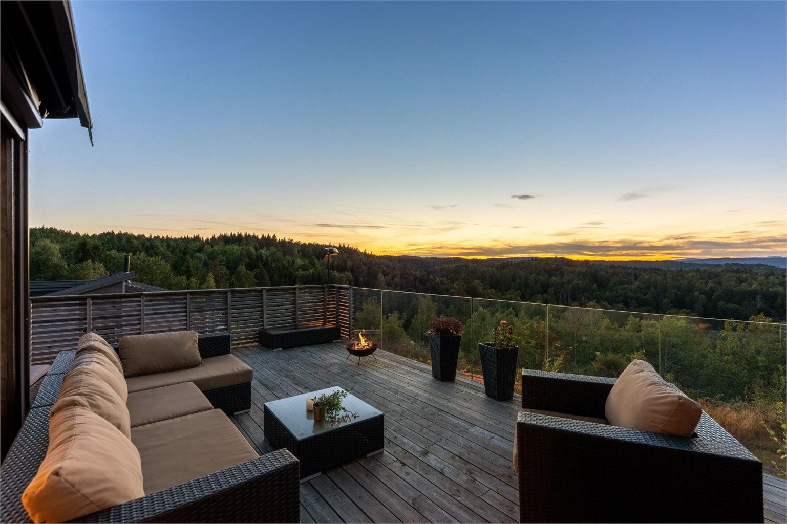 Utsikten strekker seg også mot skogkledde åser og gir en følelse av ro.