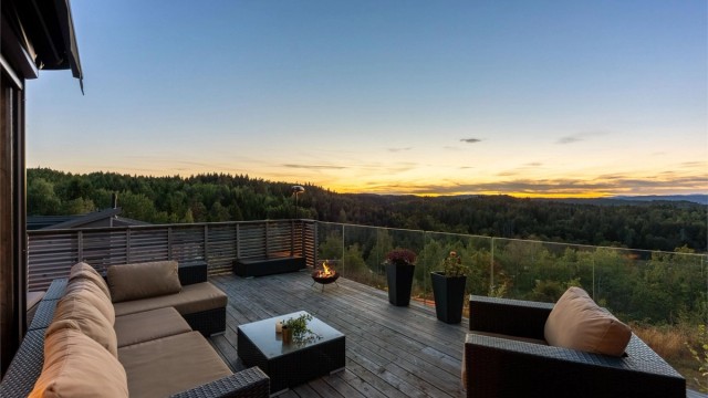 Utsikten strekker seg også mot skogkledde åser og gir en følelse av ro.