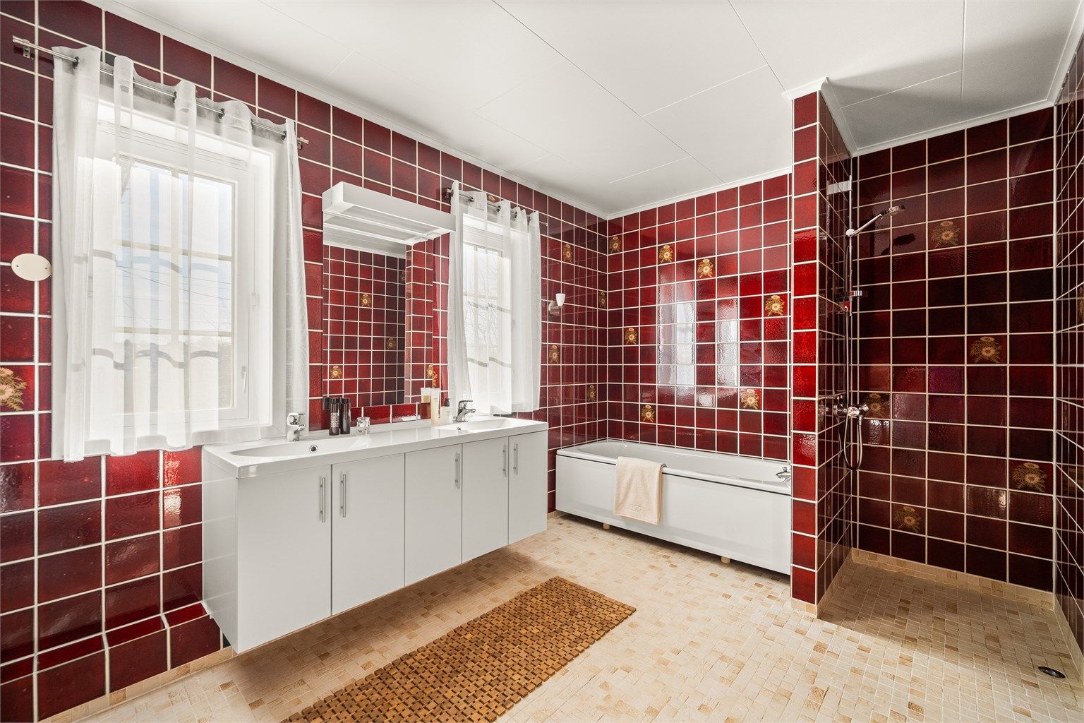 I tillegg til dusj har badet også et badekar.