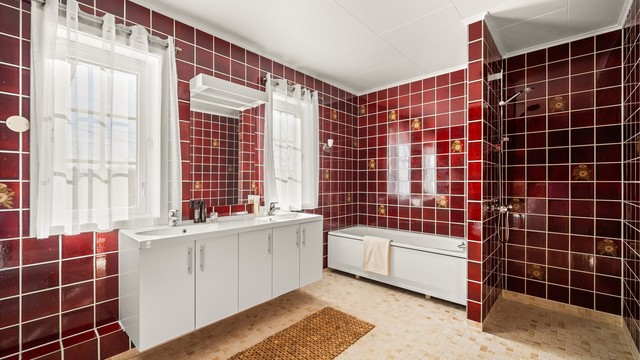 I tillegg til dusj har badet også et badekar.