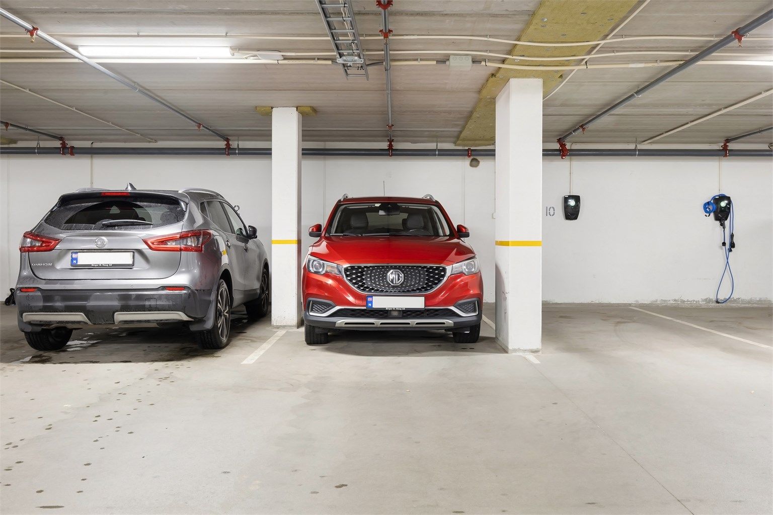 Leiligheten disponerer en fast parkeringsplass i felles garasjeanlegg.