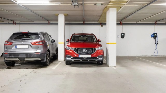 Leiligheten disponerer en fast parkeringsplass i felles garasjeanlegg.