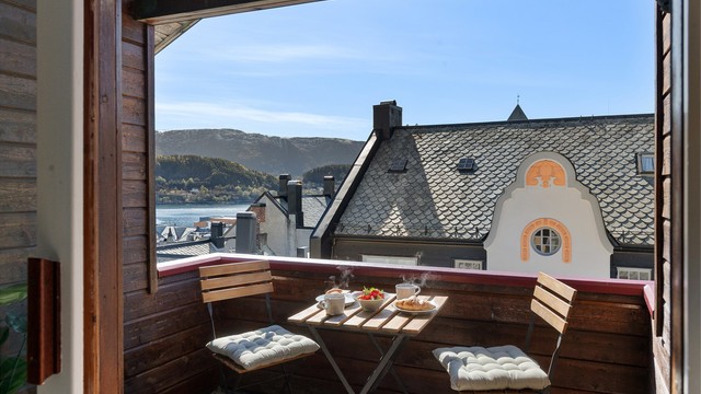 Balkongen er en skjermet og privat uteplass med tredekke.