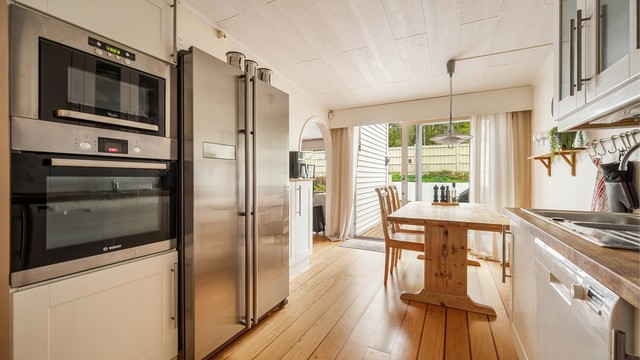 Kjøkken utstyrt med integrert stekeovn og mikrobølgeovn. Kjøkkenets plassering avviker fra godkjente byggetegninger.