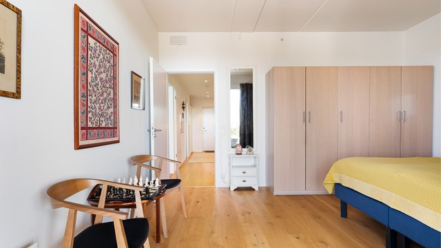Her er det også god plass til en garderoberekke for ønsket oppbevaring.