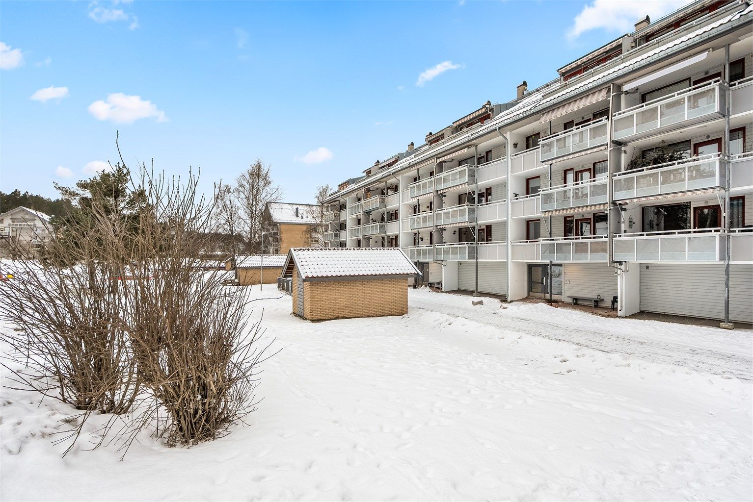 Fasade - flott beliggenhet i borettslaget - fine turmuligheter på sommeren og skiløyper på vinteren er bare noen minutters gange fra leiligheten