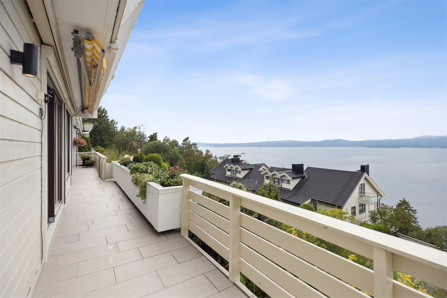 Man har veldig god utsikt fra eiendommen til inn- og utseilingen til Oslo.