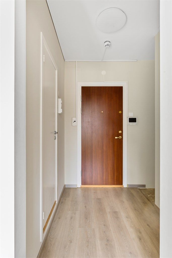 Entréen har en brann- og lydklassifisert inngangsdør som sikrer ro og trygghet.