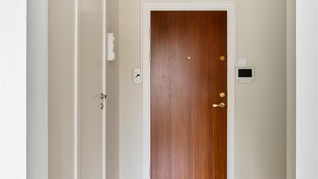 Entréen har en brann- og lydklassifisert inngangsdør som sikrer ro og trygghet.