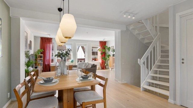 Fra stuen går trappen opp til 2. etasje og ned til underetasjen