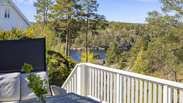 Fra terrassen har man en fin utsikt over nærområdet og sjøen.