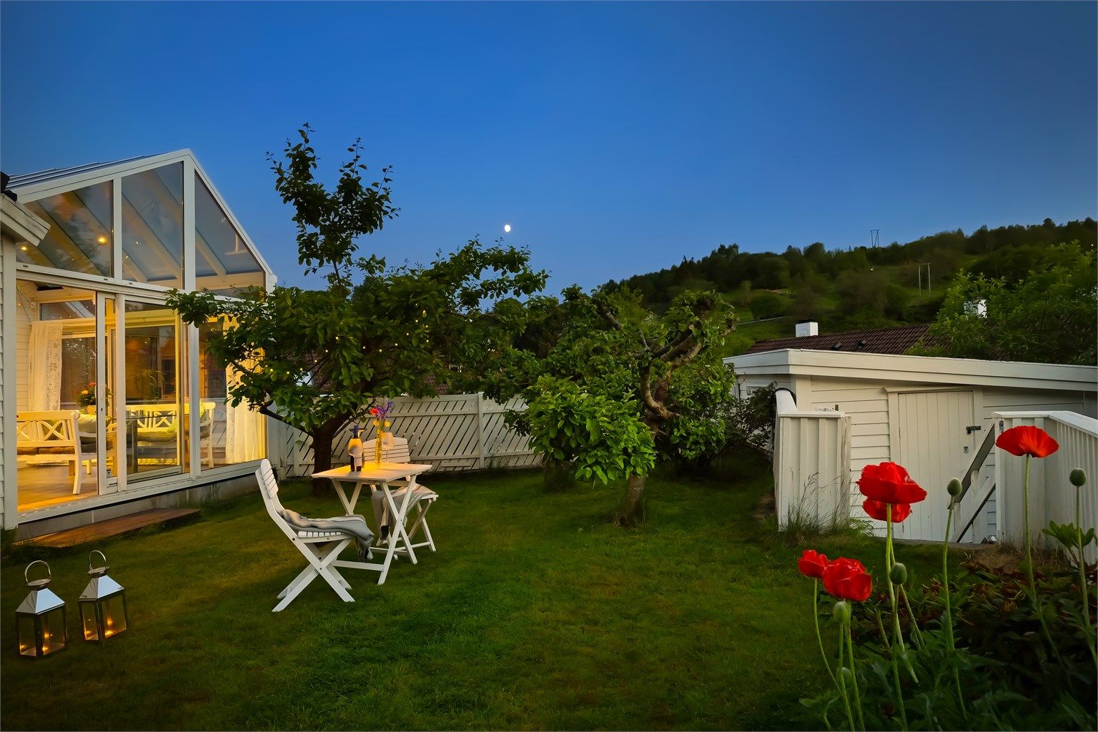 Flott, usjenert og lettstelt hage med enkel tilkomst fra vinterhagen