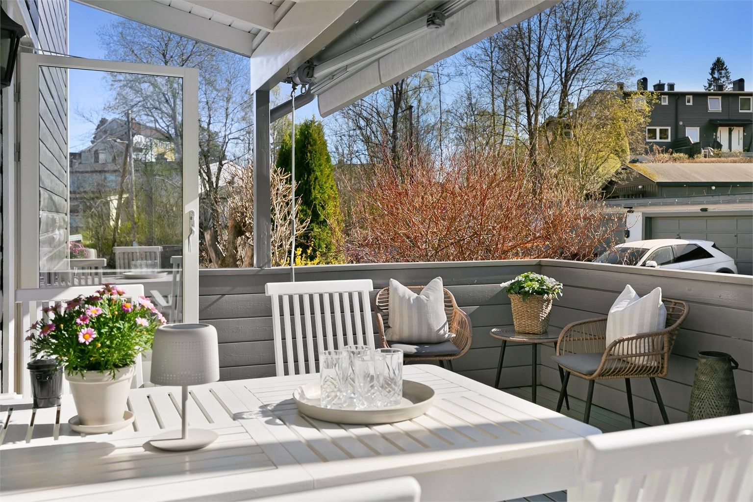 Balkongen er på 12 kvm og er sydvestvendt