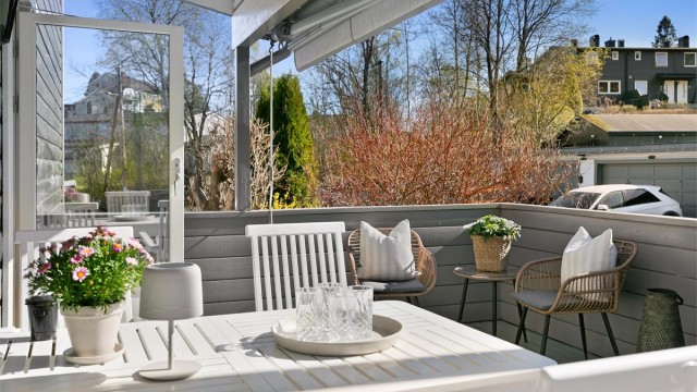 Balkongen er på 12 kvm og er sydvestvendt