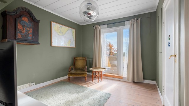 Hyggelig TV-stue med utgang til balkong