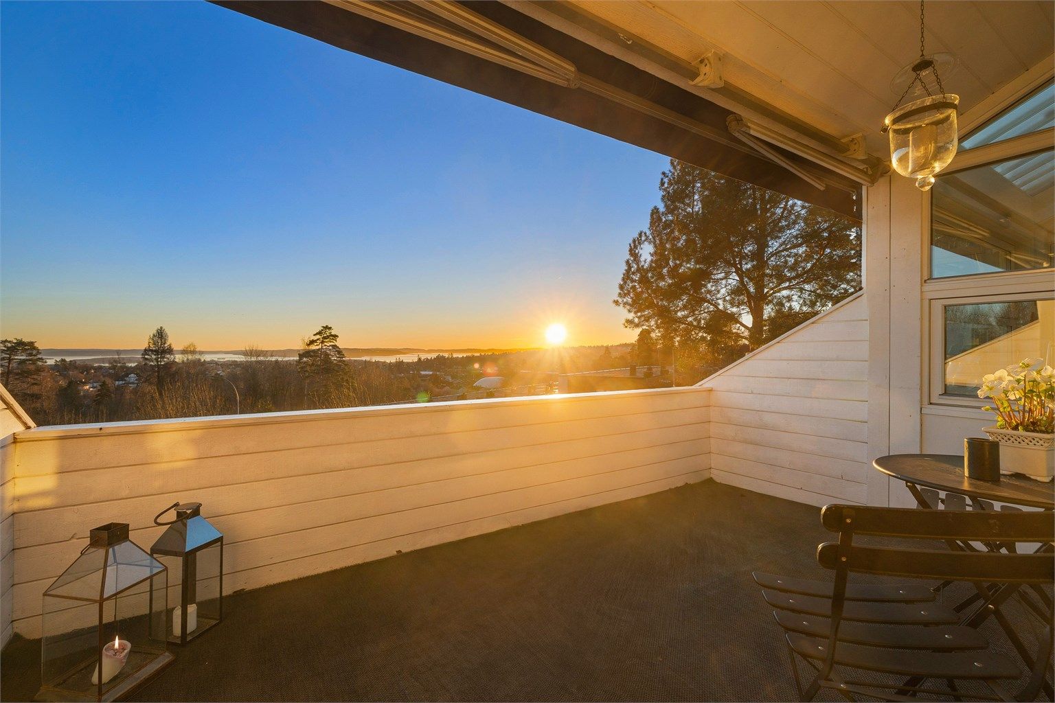 Sydvendt balkong – ideell for lange, solrike ettermiddager. Foto: Trond Walsø / Walso Work