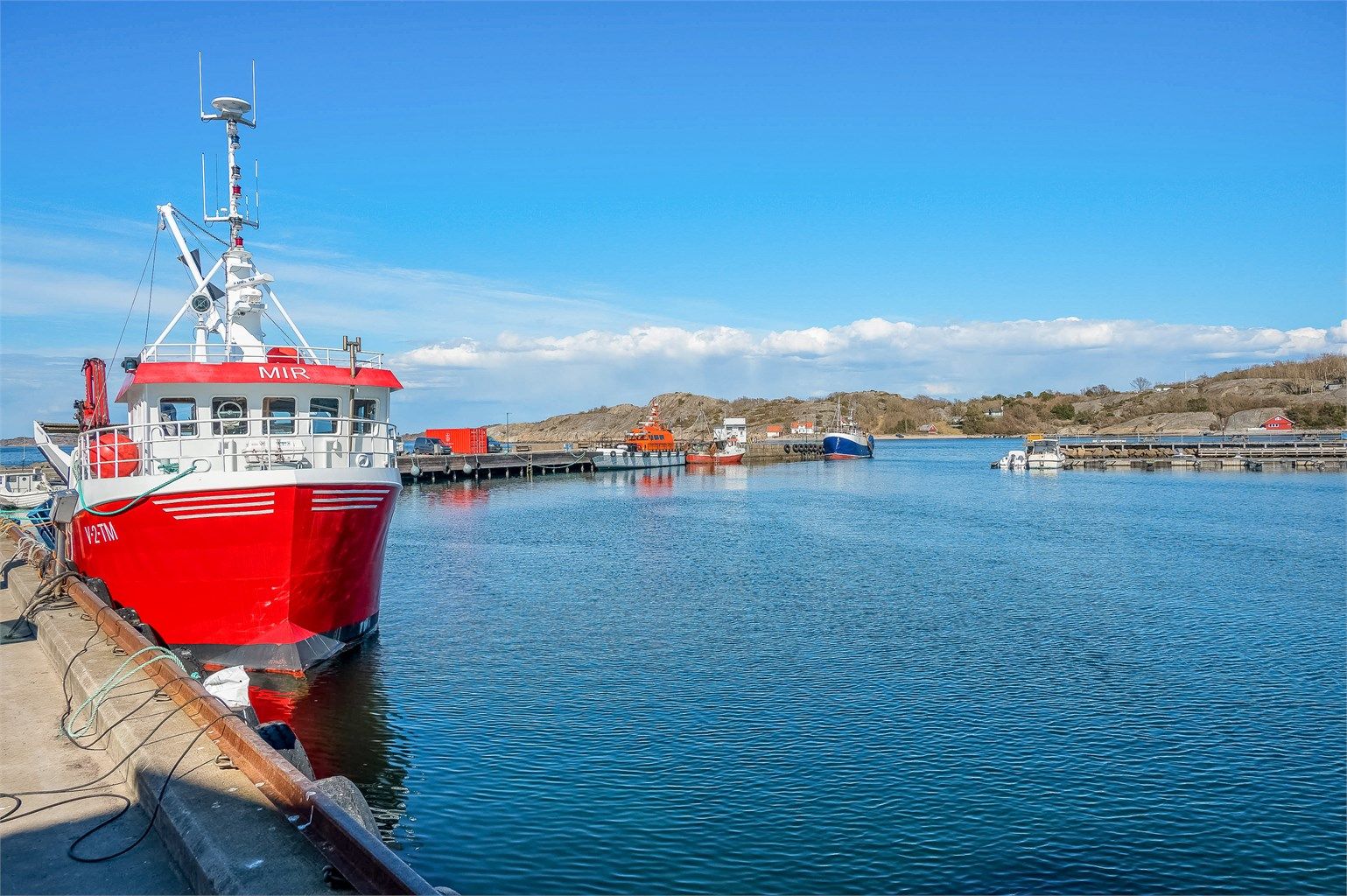 Et levende kystsamfunn med aktivt fiskeri.