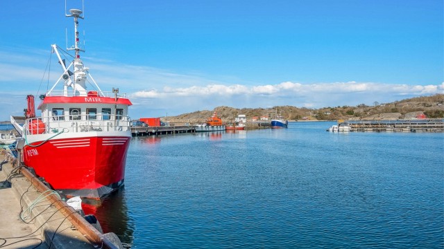Et levende kystsamfunn med aktivt fiskeri.