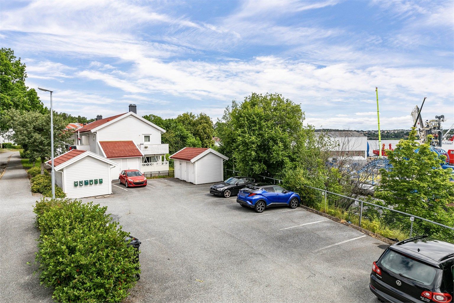 Biloppstilling skjer på felles parkeringsområde ved husrekkens ende.