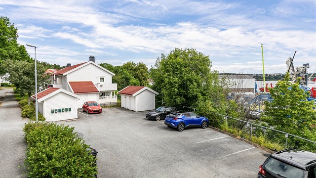 Biloppstilling skjer på felles parkeringsområde ved husrekkens ende.