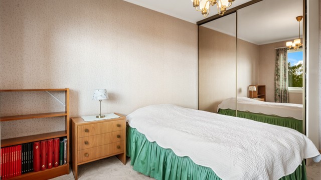 God oppbevaringsplass i skyvedørsgarderobe med speilfronter.
