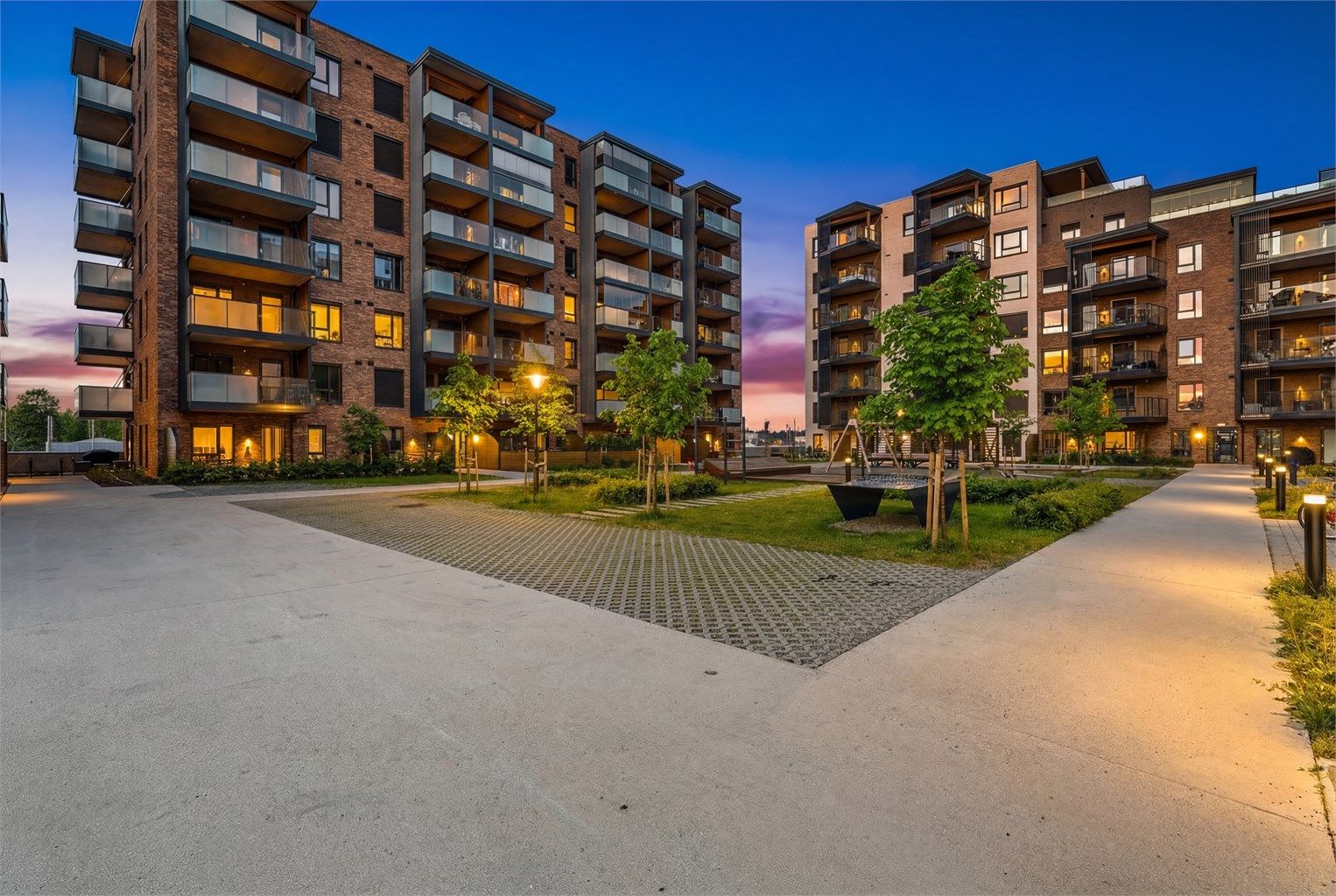 Bygget er fra 2024 og har en moderne arkitektur med teglfasader.