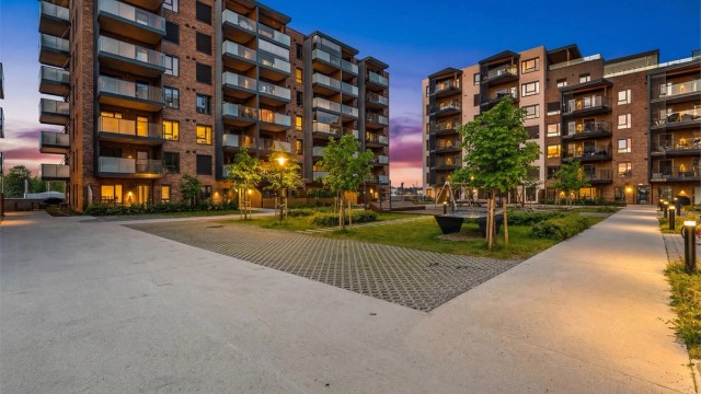 Bygget er fra 2024 og har en moderne arkitektur med teglfasader.