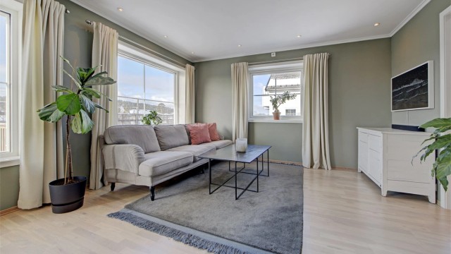Stuen er vendt mot vest og har svært gode lysforhold.