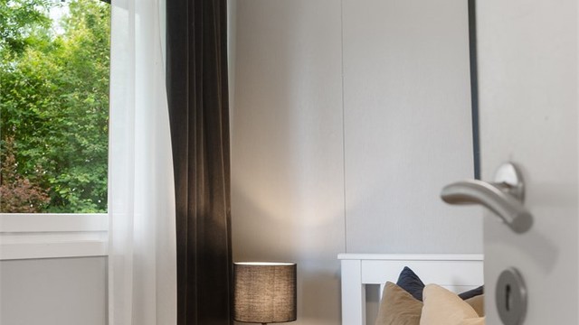 Hovedsoverommet med god plass til dobbeltseng og garderobeløsning.
