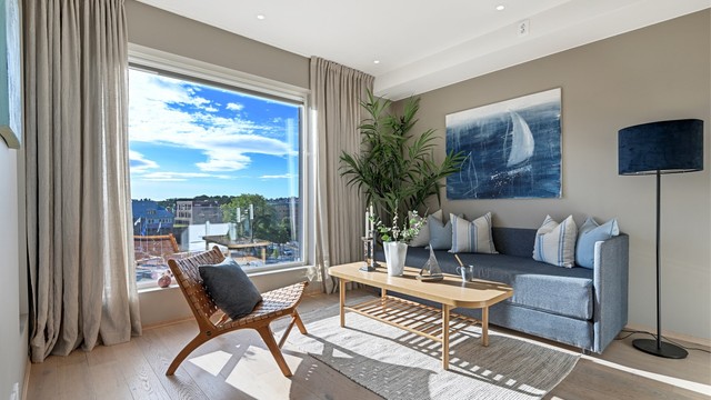 Den stilfulle leiligheten har en praktisk og funksjonell planløsning meg gjennomgående høy standard.