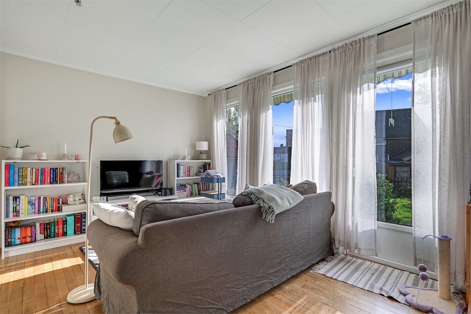 Leiligheten har egen utgang til markterrasse i hagen.