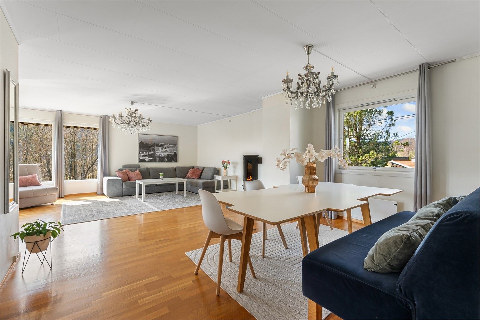 I hovedetasjen finner du en stor og lys stue med gode møbleringsmuligheter og rikelig med naturlig lys fra store vindusflater