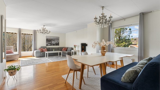 I hovedetasjen finner du en stor og lys stue med gode møbleringsmuligheter og rikelig med naturlig lys fra store vindusflater