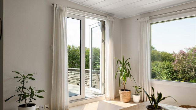 Fra stuen er det direkte utgang til en lun terrasse med skiferdekke og flotte utsyn mot den grønne hagen.. Balkongdøren har 2-lags pressglass, installert i 2026.