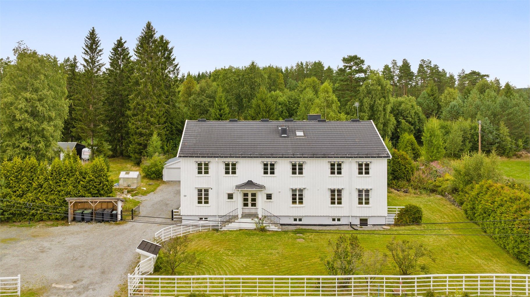 Boligen varmes effektivt opp med et luft-til-vann-varmeanlegg installert i 2019 og med flere luft-til-luft varmepumper