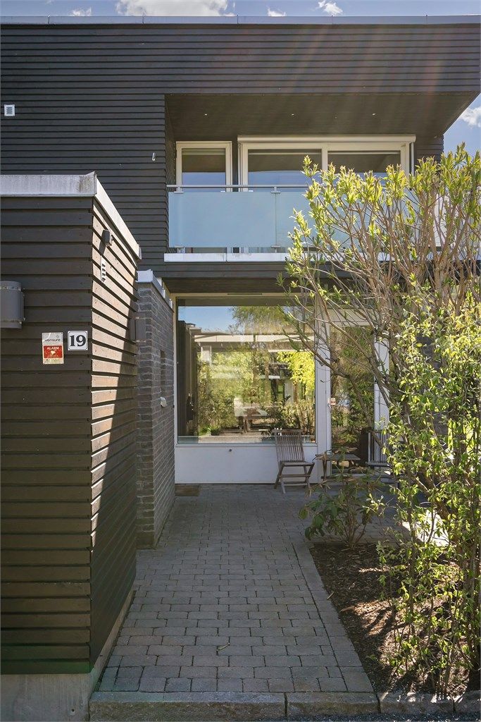 Boligen har en praktisk utvendig bod på 5 m² i tilknytning til inngangspartiet.