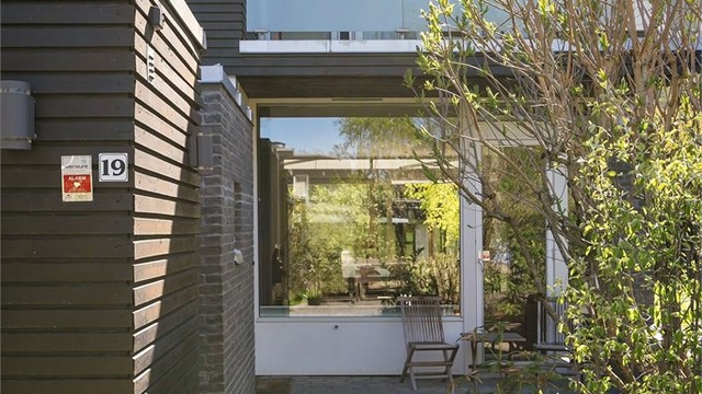 Boligen har en praktisk utvendig bod på 5 m² i tilknytning til inngangspartiet.