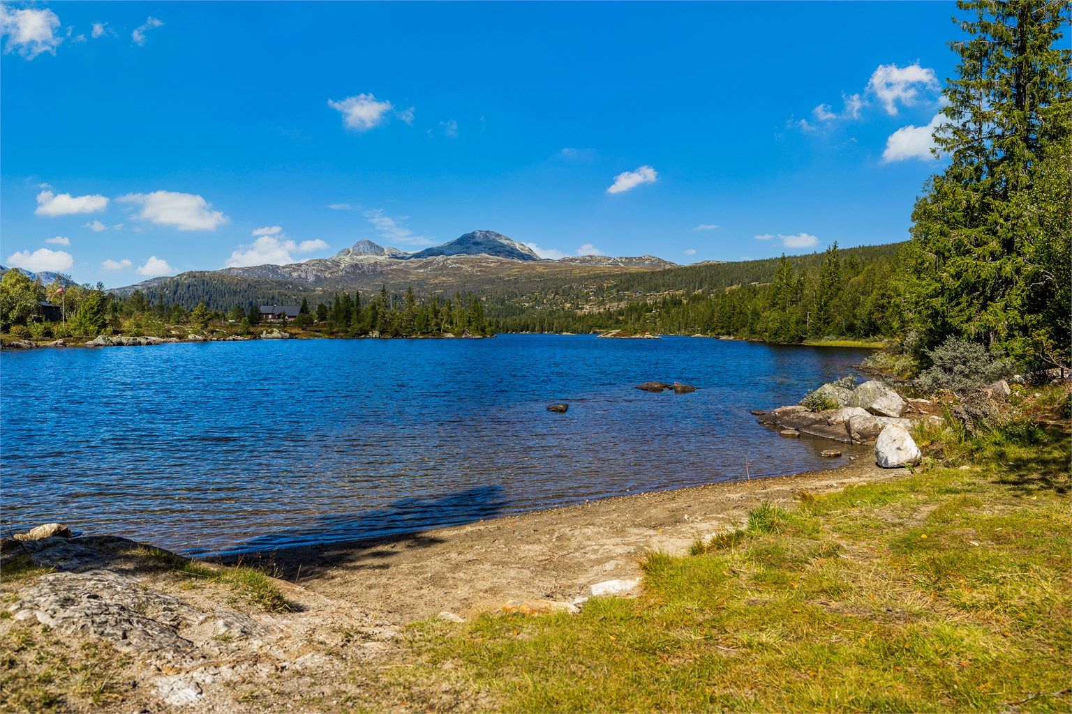 Gode bade- og fiskemuligheter i nærliggende fjellvann (husk fiskekort).