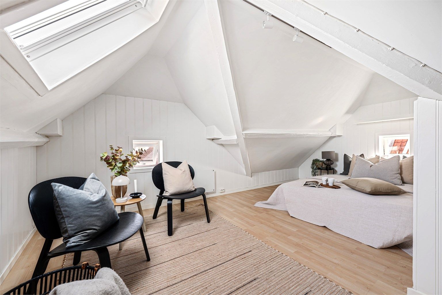 Selger har brukt loftsrommet som soverom. Loft er ikke godkjent som soverom.
Det er laminat på gulv på loft og malte vegger og tak.