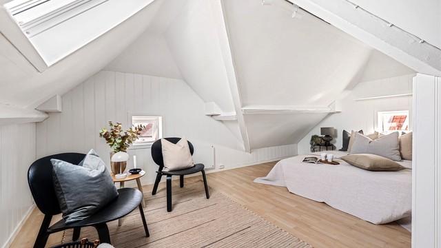 Selger har brukt loftsrommet som soverom. Loft er ikke godkjent som soverom.
Det er laminat på gulv på loft og malte vegger og tak.