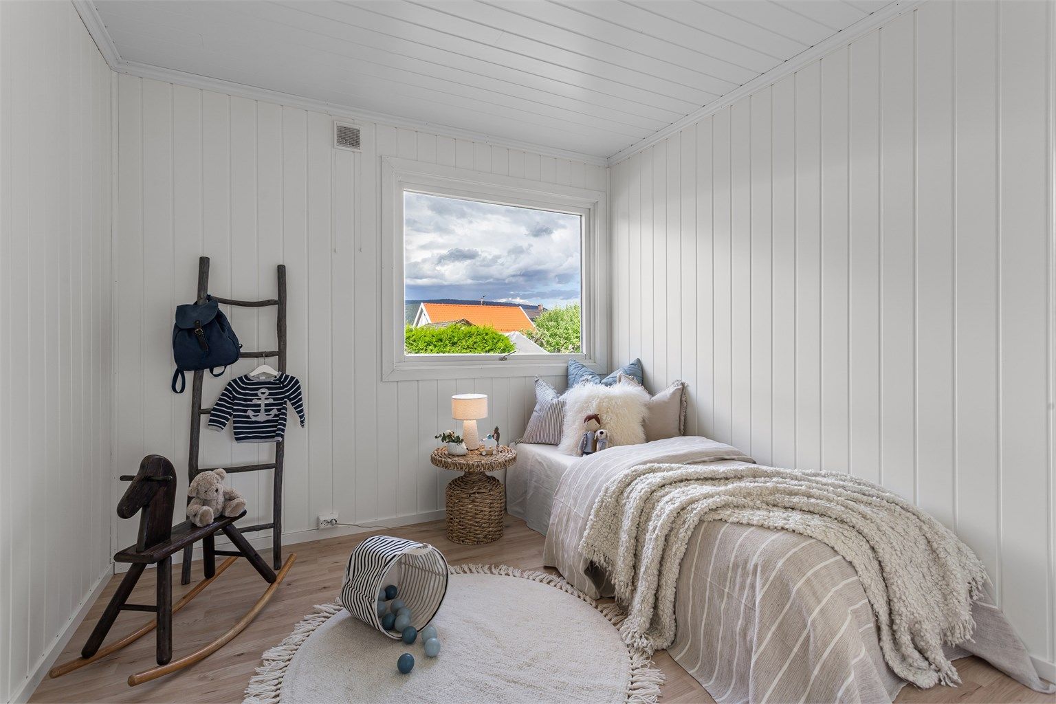Soverom 2 med laminat på gulv