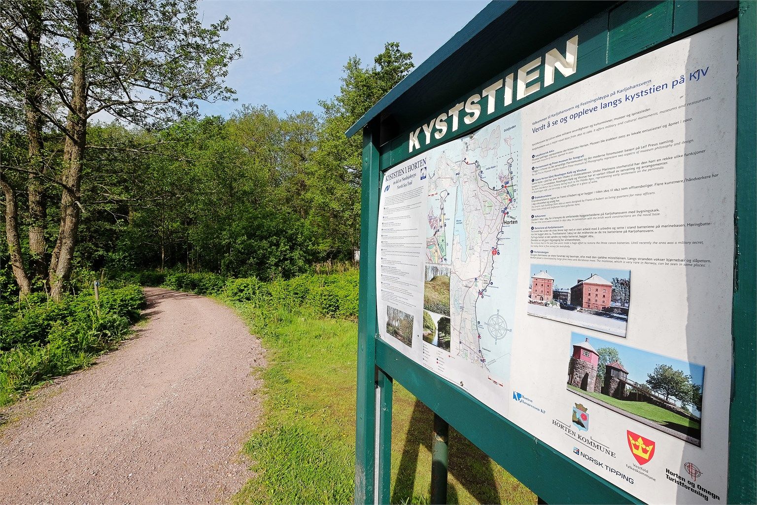 Kyststien strekker seg langs kysten og gir flotte turmuligheter mot Åsgårdstrand.