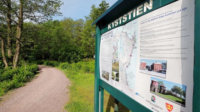 Kyststien strekker seg langs kysten og gir flotte turmuligheter mot Åsgårdstrand.