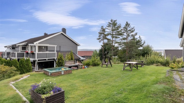 Området er meget familievennlig. Boligen ligger innerst i blindveg uten gjennomgangstrafikk. Lekeplasser, skog og mark i umiddelbar nærhet.